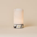 Tafellamp oplaadbaar Noé Calacatta Vionaro wit marmer en alabaster op beige studioachtergrond
