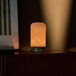 Noé Calacatta Vionaro marbre jaune et albâtre lampe de table sans fil Tavellio – près d'un cadre d'art encadré – ambiance chaleureuse