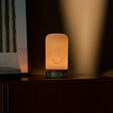 Noé Calacatta Vionaro marbre jaune et albâtre lampe de table sans fil Tavellio – près d'un cadre d'art encadré – ambiance chaleureuse