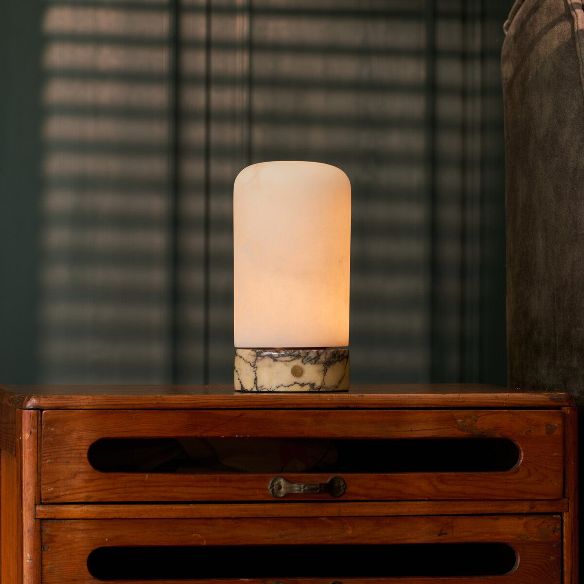 Noé Calacatta Vionaro marbre jaune et albâtre lampe de table rechargeable Tavellio – sur une commode en bois – lumière tamisée