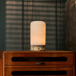 Noé Calacatta Vionaro marbre jaune et albâtre lampe de table rechargeable Tavellio – sur une commode en bois – lumière tamisée