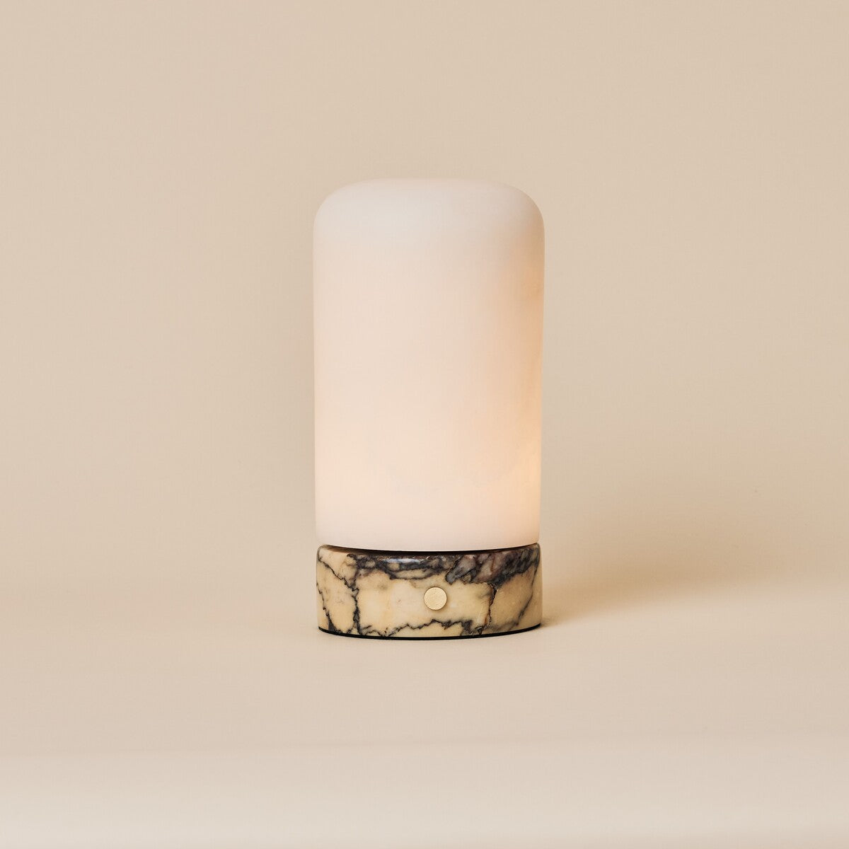 Noé Calacatta Vionaro marbre jaune et albâtre lampe de table sans fil Tavellio – sur fond beige – détail de la base en marbre jaune