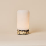 Noé Calacatta Vionaro marbre jaune et albâtre lampe de table sans fil Tavellio – sur fond beige – détail de la base en marbre jaune