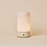 Tafellamp oplaadbaar Noé Classic Travertine, albasten kap met crème travertine voet