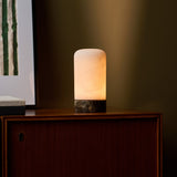 Oplaadbare tafellamp Noé Emperador Dark, albasten kap op donkerbruine marmeren voet, dressoir