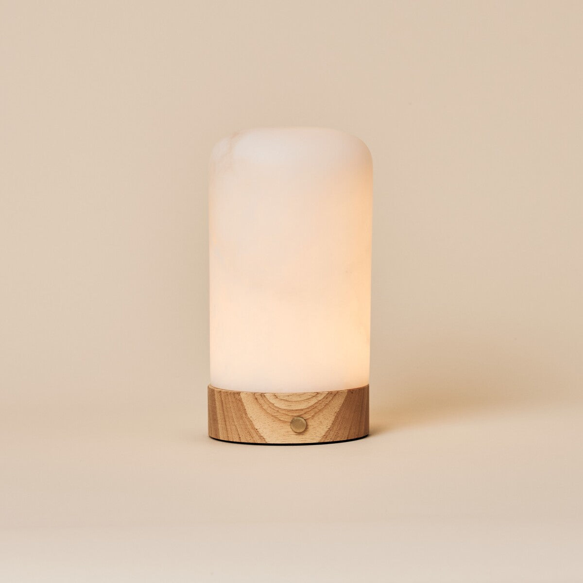 Tafellamp oplaadbaar Noé in lichtbruin hout met albasten kap, productfoto op beige achtergrond