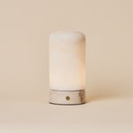 Tafellamp oplaadbaar Noé met Rosa Aurora marmeren voet en albasten kap, productfoto op beige achtergrond