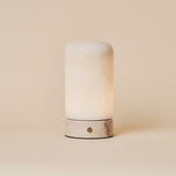 Tafellamp oplaadbaar Noé met Rosa Aurora marmeren voet en albasten kap, productfoto op beige achtergrond