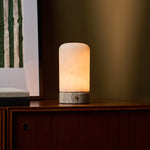 Tafellamp oplaadbaar Noé Silver Travertine, albasten kap op dressoir tegen olijfgroene wand