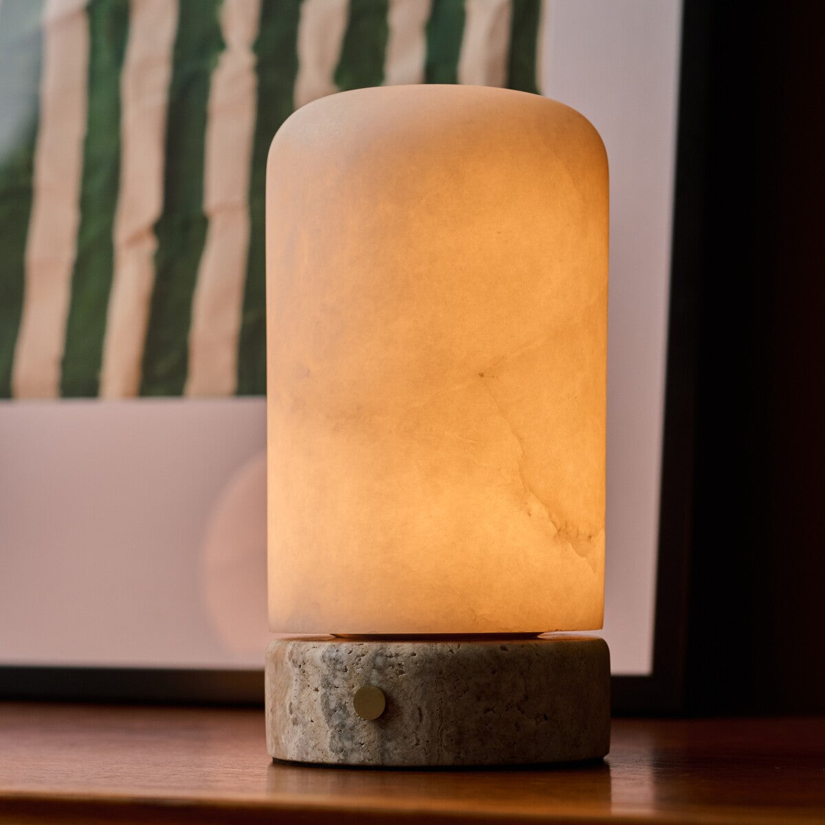 Oplaadbare tafellamp Noé Silver Travertine met albasten kap op houten dressoir in woonkamer