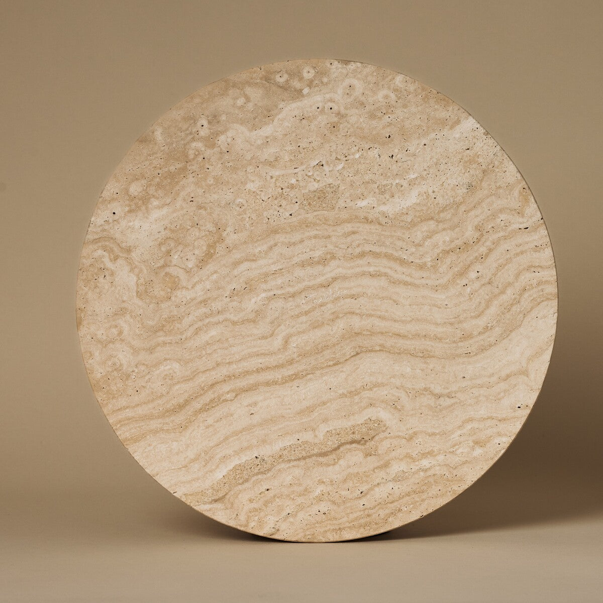 Rond dienblad Noma, 30cm klassiek travertijn, close-up bovenaanzicht van de natuurlijke steenader