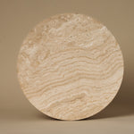 Rond dienblad Noma, 30cm klassiek travertijn, close-up bovenaanzicht van de natuurlijke steenader