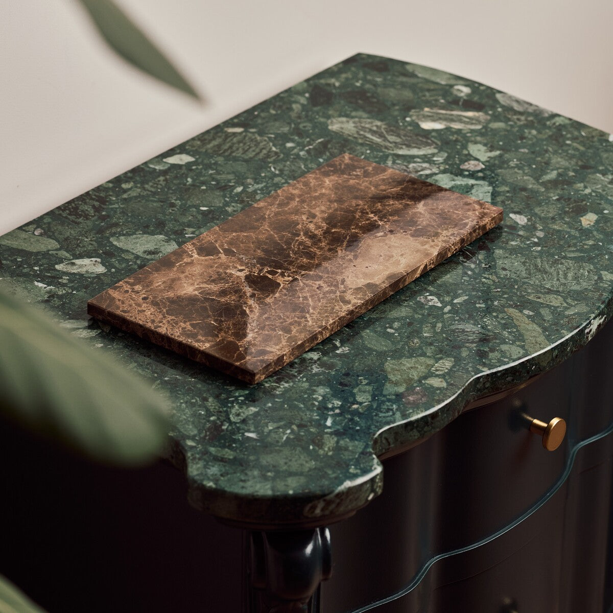 Nori medium dienblad Emperador Dark marmer op groene marmeren console in woonkamer