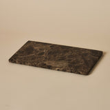Nori Medium Emperador Dark Marble dienblad in donkerbruin marmer op beige achtergrond