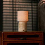 Onoda Large tafellamp oplaadbaar in Classic Travertine, brandend op houten nachtkastje
