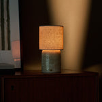 Onoda Large tafellamp oplaadbaar in Classic Travertine steen, brandend op een houten dressoir