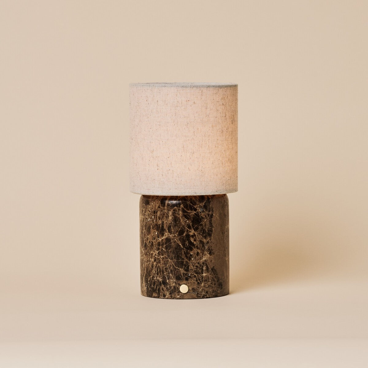 Onoda Large tafellamp oplaadbaar in Emperador Dark Marble op beige studioachtergrond