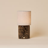 Onoda Large tafellamp oplaadbaar in Emperador Dark Marble op beige studioachtergrond