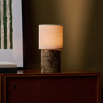 Onoda Large oplaadbare tafellamp in Emperador Dark Marble naast een houten kast