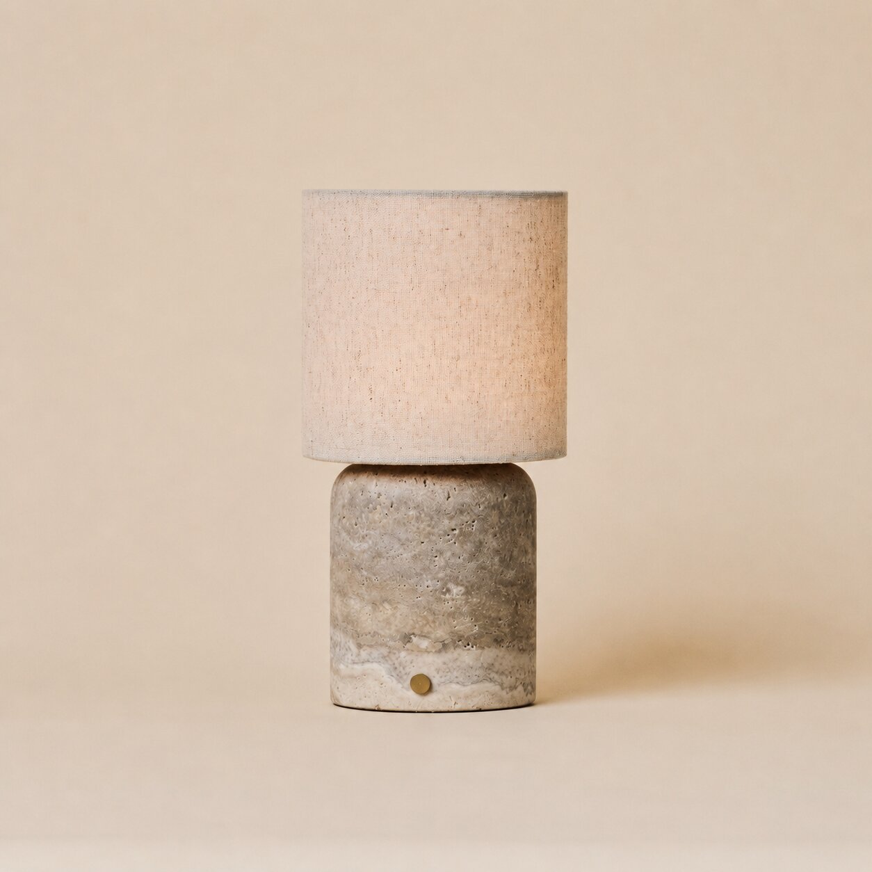 Onoda Large oplaadbare tafellamp in Silver Travertine met linnen kap op beige achtergrond
