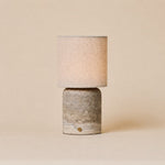 Onoda Large oplaadbare tafellamp in Silver Travertine met linnen kap op beige achtergrond