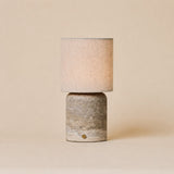 Onoda Large oplaadbare tafellamp in Silver Travertine met linnen kap op beige achtergrond