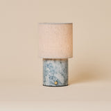 Oplaadbare tafellamp Onoda Medium in Blue Calcite marmer naast houten dressoir