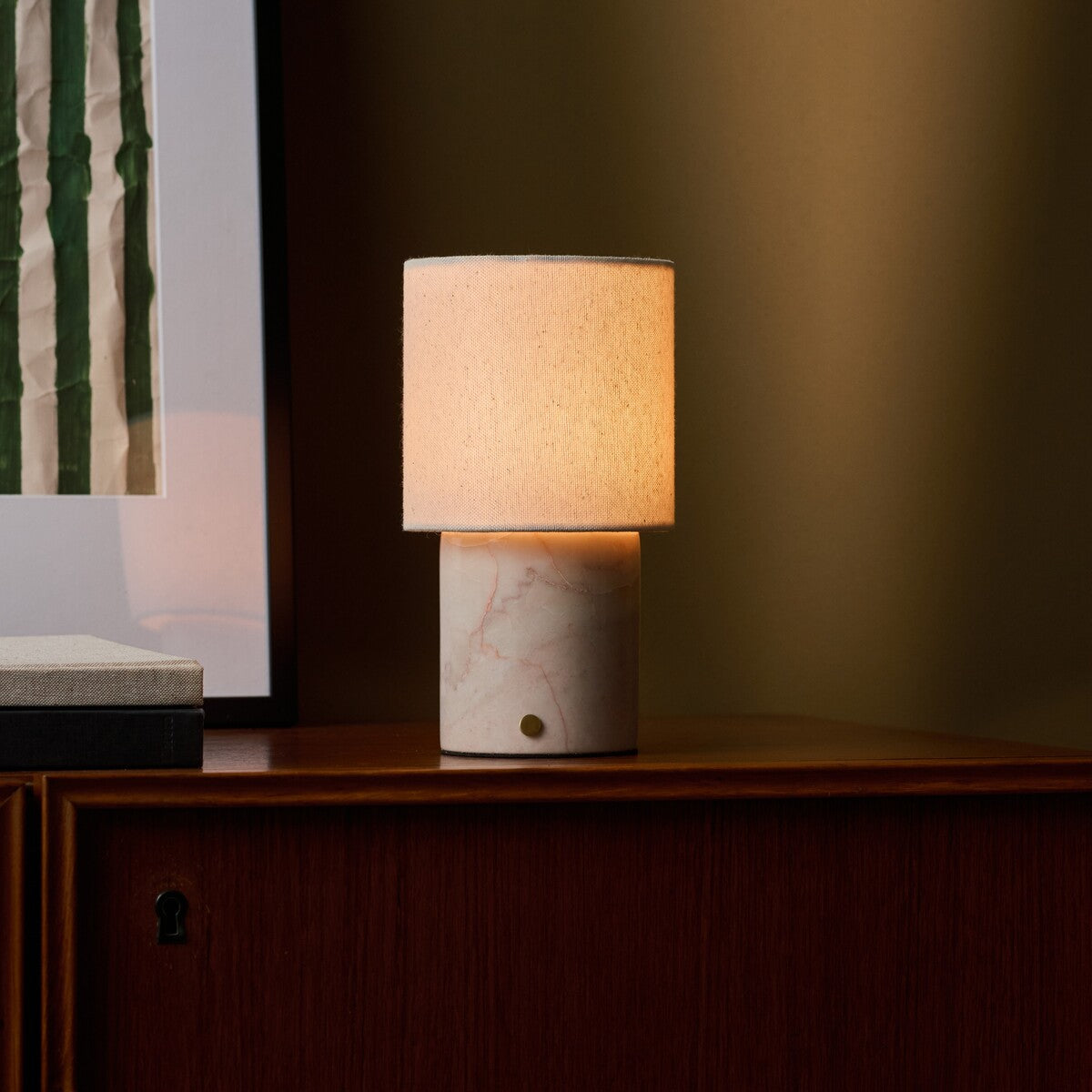 Tafellamp oplaadbaar Onoda Medium Rosa Aurora marmer op nachtkastje slaapkamer