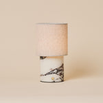 Oplaadbare tafellamp Onoda Medium wit Calacatta Vionaro marmer met linnen kap, studiofoto