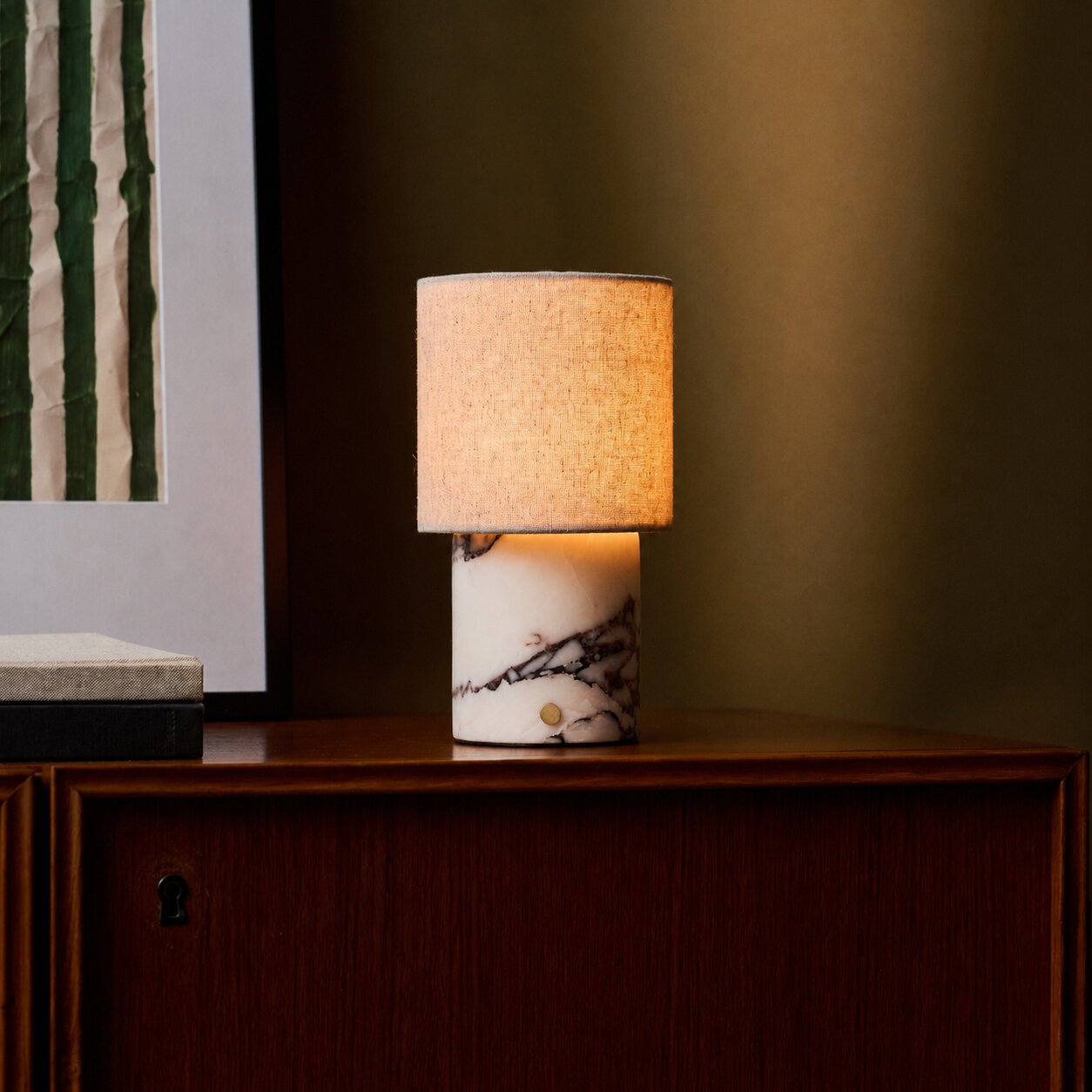 Tafellamp oplaadbaar Onoda Medium wit Calacatta Vionaro marmer op houten dressoir in avondlicht