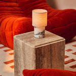 Oplaadbare tafellamp Onoda Medium met witte Calacatta Vionaro marmeren voet op travertine bijzettafel