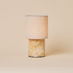 Oplaadbare tafellamp Onoda Medium Honey Onyx marmer met linnen kap, studiofoto
