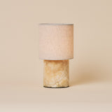 Oplaadbare tafellamp Onoda Medium Honey Onyx marmer met linnen kap, studiofoto