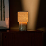 Oplaadbare tafellamp Onoda Medium Honey Onyx marmer op houten dressoir in avondlicht