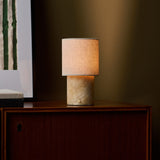 Tafellamp oplaadbaar Onoda Medium Honey Onyx marmeren voet gloeiend op donker houten dressoir
