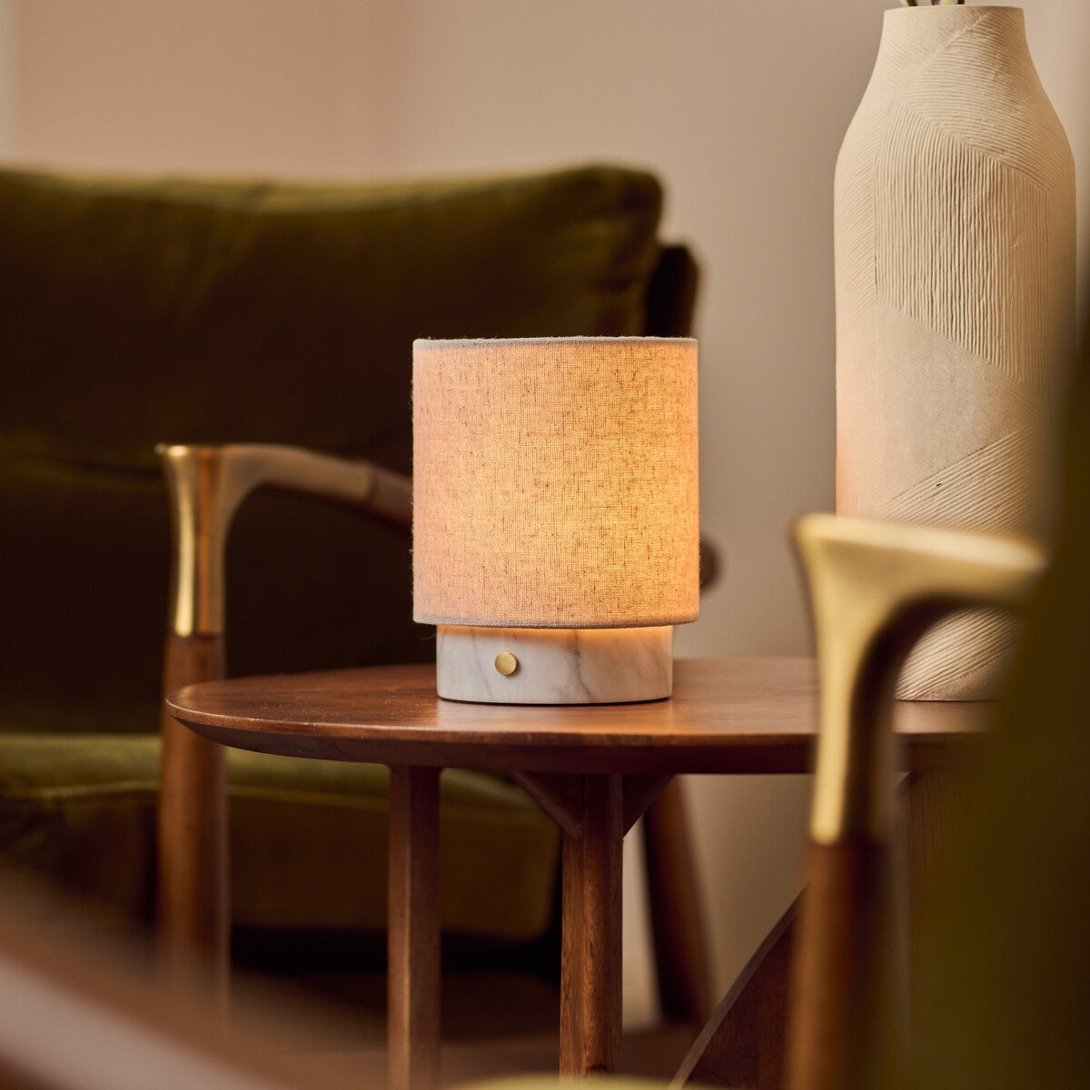 Tafellamp oplaadbaar Onoda Small in wit marmer op een houten bijzettafel in de woonkamer