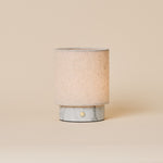 Oplaadbare tafellamp Onoda Small in Bianco Statuarietto wit marmer met linnen kap, studiofoto