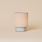 Oplaadbare tafellamp Onoda Small in Bianco Statuarietto wit marmer met linnen kap, studiofoto