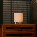 Oplaadbare tafellamp Onoda Small paars Calacatta Viola marmer op rustieke houten dressoir