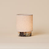 Tafellamp oplaadbaar Onoda Small paars Calacatta Viola marmeren voet op beige studioachtergrond