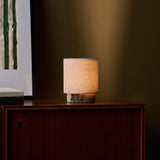Oplaadbare tafellamp Onoda Small met paars Calacatta Viola marmeren voet op donkere houten kast