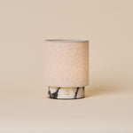 Oplaadbare tafellamp Onoda Small wit Calacatta Vionaro marmeren voet op beige studioachtergrond