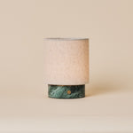 Oplaadbare tafellamp Onoda Small in groen marmer met linnen kap, studiofoto