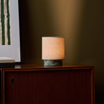 Tafellamp oplaadbaar Onoda Small in groen marmer op een houten dressoir