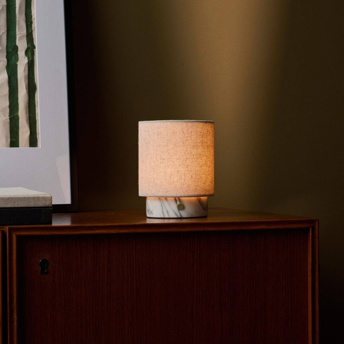 Oplaadbare tafellamp Onoda Small in wit Arabescato marmer op een houten dressoir