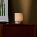 Oplaadbare tafellamp Onoda Small in roze Rosa Aurora marmer op een houten dressoir