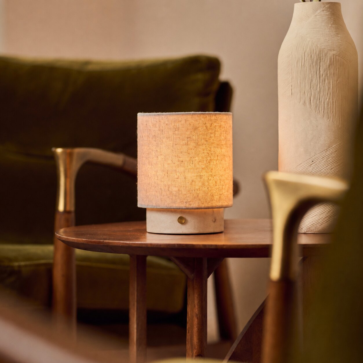 Tafellamp oplaadbaar Onoda Small in roze Rosa Aurora marmer op een houten bijzettafel