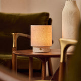 Tafellamp oplaadbaar Onoda Small in roze Rosa Aurora marmer op een houten bijzettafel