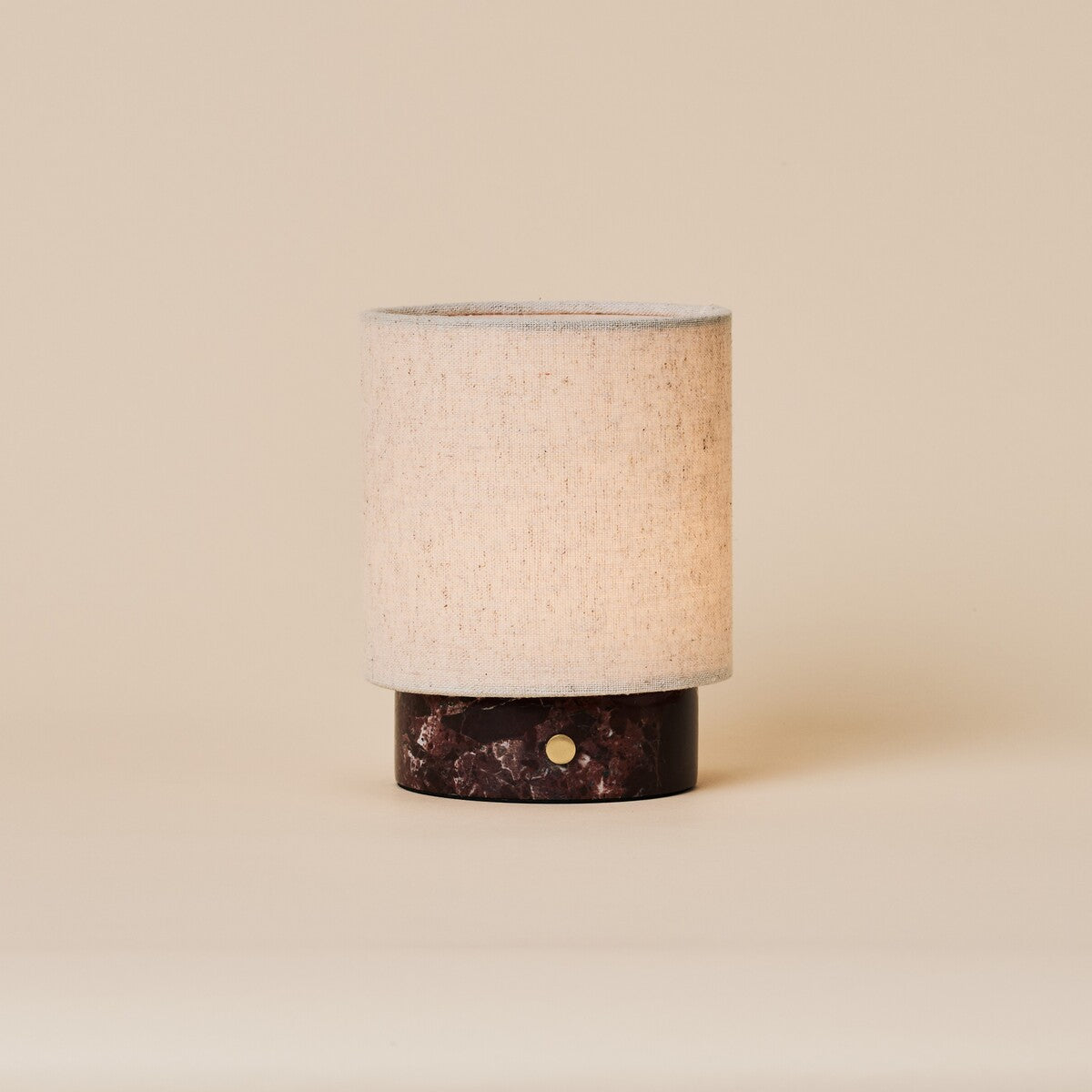 Oplaadbare tafellamp Onoda Small in Rosso Levanto rood marmer met linnen kap, studiofoto