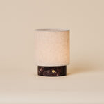 Oplaadbare tafellamp Onoda Small in Rosso Levanto rood marmer met linnen kap, studiofoto